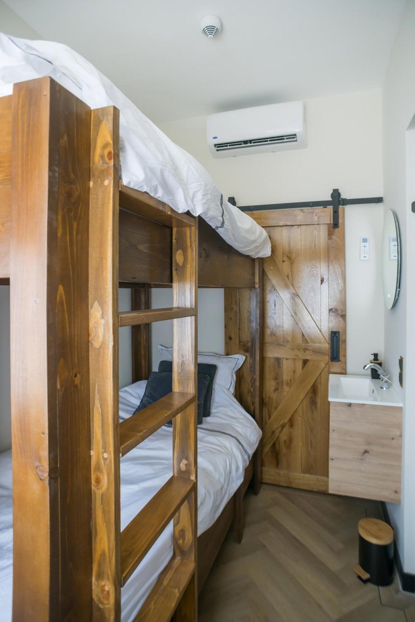 Petite Room With Wifi, Ac, And Shared Kitchen Tilburg Kültér fotó