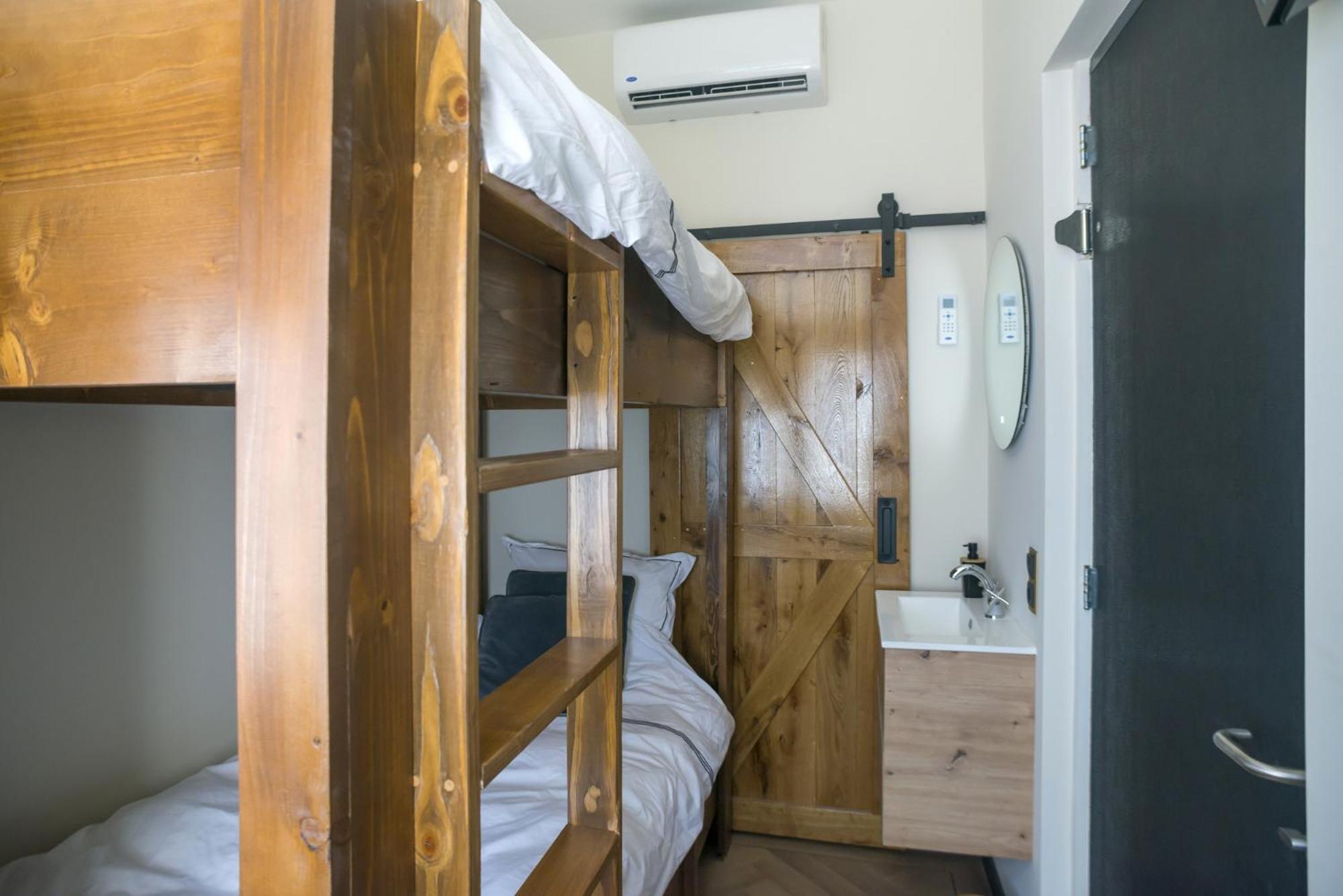 Petite Room With Wifi, Ac, And Shared Kitchen Tilburg Kültér fotó
